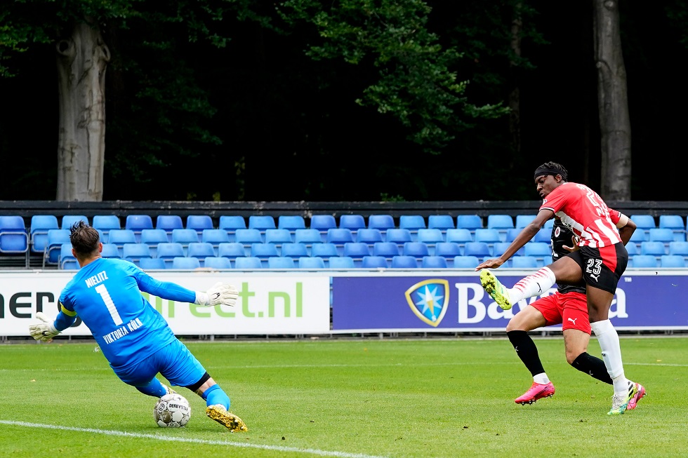 Madueke mist een flinke kans in de beginfase van de wedstrijd