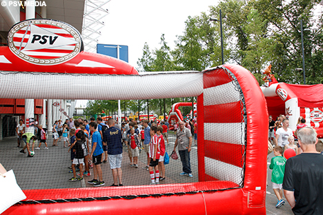 Supporters genoten rondom het stadion van diverse activiteiten.