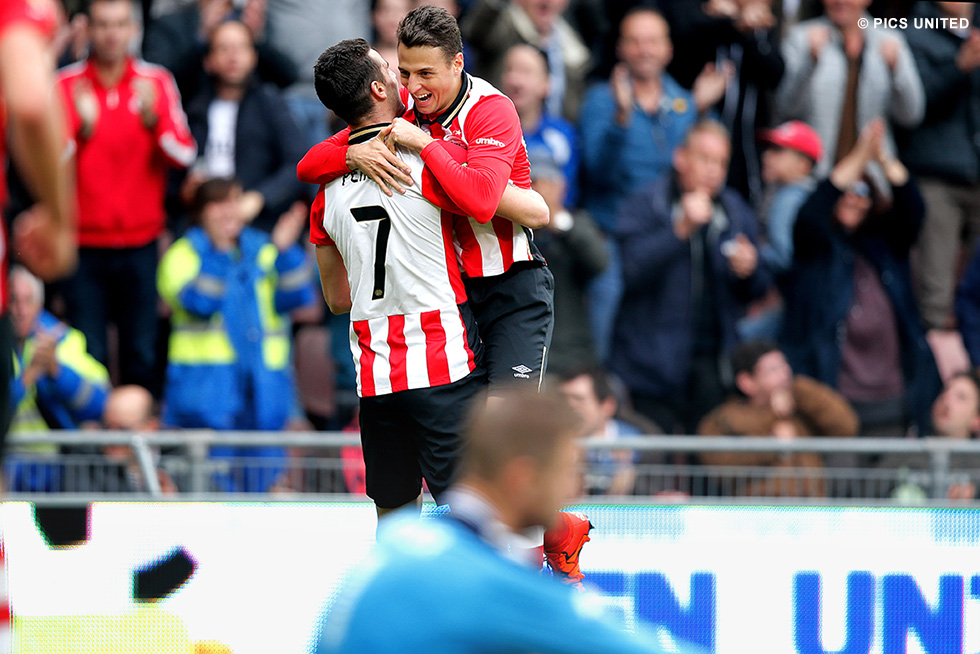 Vreugde bij Pereiro en Arias na de nieuwe voorsprong voor PSV | © Pics United