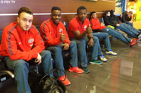 Jong PSV op de luchthaven van D&uuml;sseldorf vlak voor vertrek.