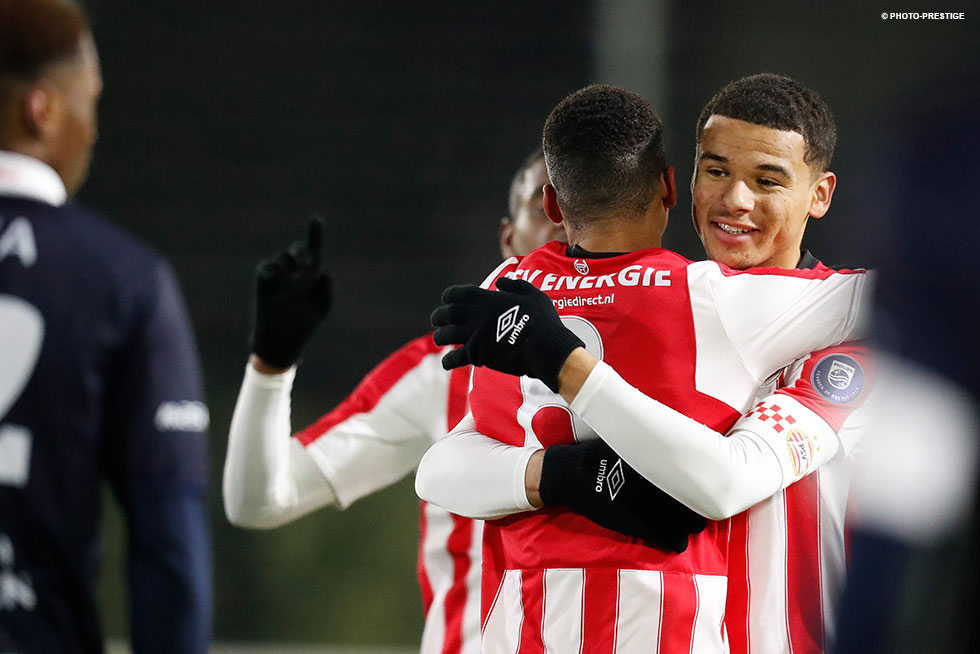 Jong PSV juicht na de openingsgoal van Duarte