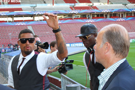 Kevin-Prince Boateng en Mario Balotelli gaan richting spelersbus.