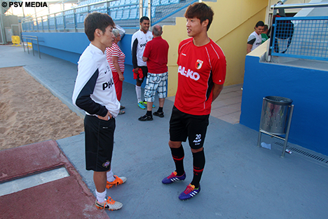 Ji-Sung Park ontmoet zijn landgenoot Jeong-Ho Hong.