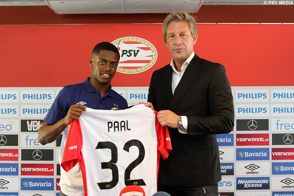 Kenneth Paal trots op zijn PSV-shirt, dat hij even hiervoor uit handen van Marcel Brands ontving | © PSV Media