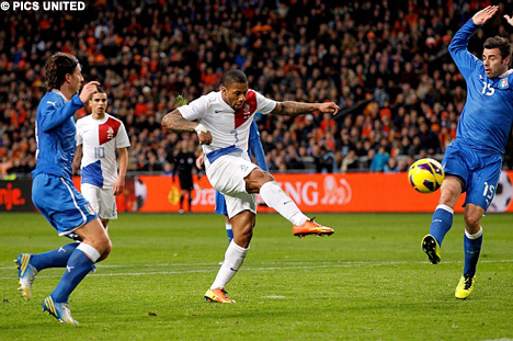 Jeremain Lens passeert zijn tegenstander en schiet de bal in het doel.