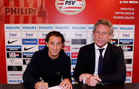 Andrés Guardado zette dinsdagmiddag zijn handtekening onder het contract.