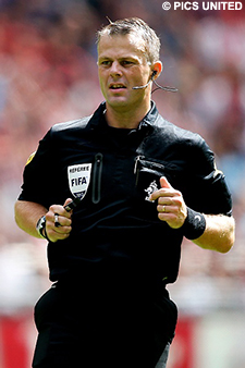 Scheidsrechter Bj&ouml;rn Kuipers.