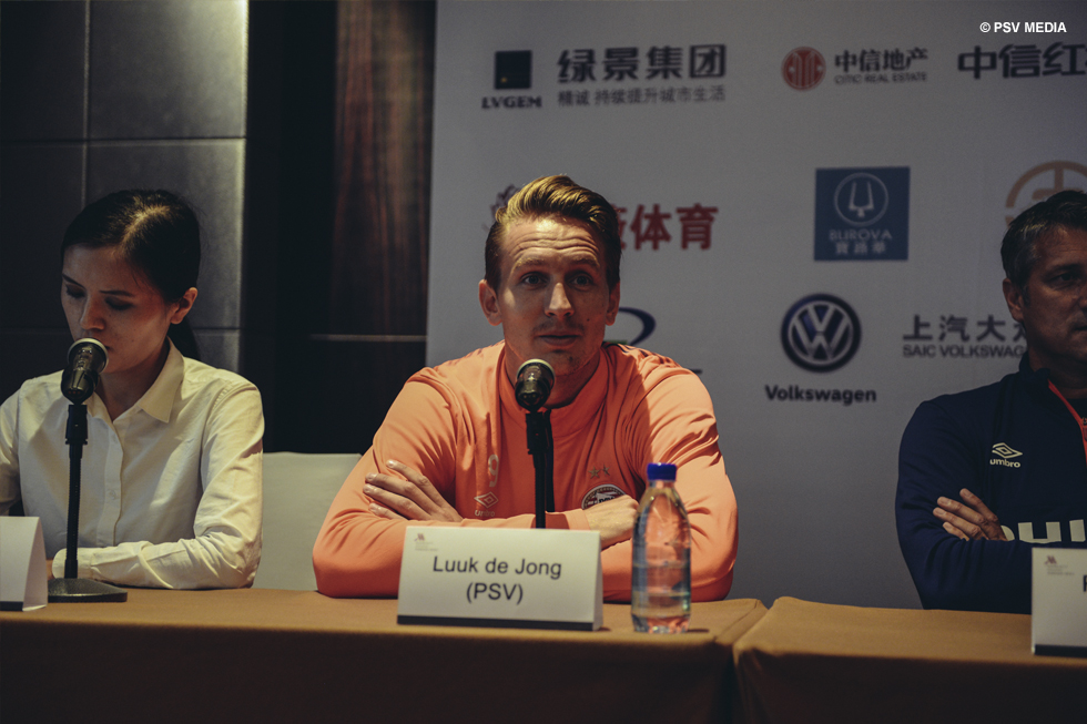 Luuk de Jong werd door collega-spits Bas Dost gefeliciteerd met de titel van PSV