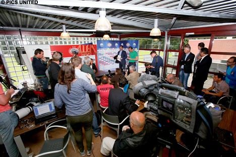 Veel media-belangstelling in de persruimte op De Herdgang.