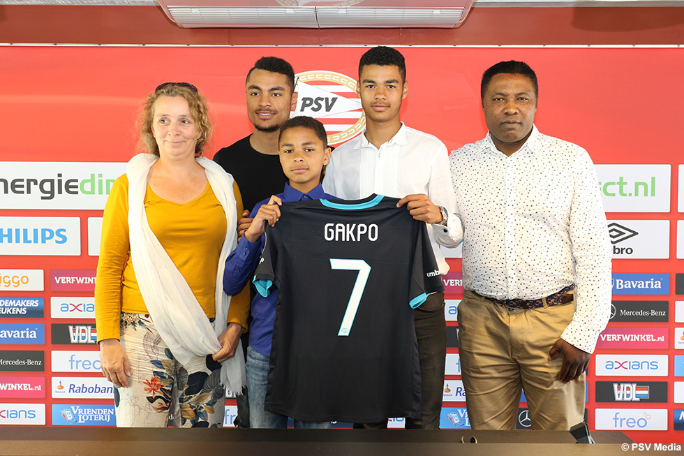 Cody Gakpo met zijn eerste PSV-shirt en familie