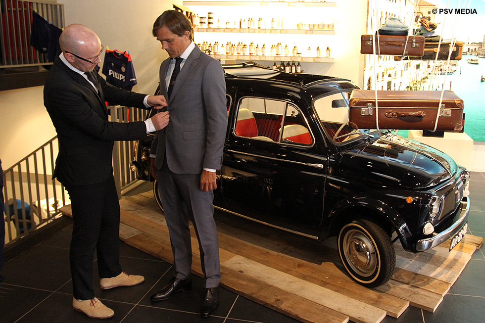 Ook hoofdcoach Phillip Cocu is in het nieuw gestoken | &copy; PSV Media