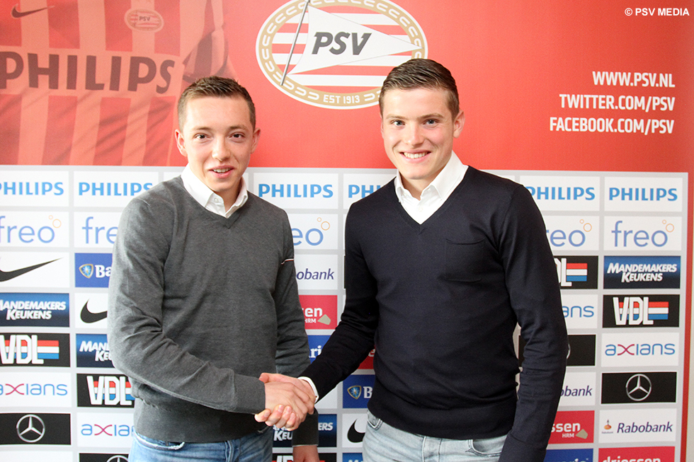 De broers Olivier en Phillipe Rommens dolgelukkig met hun eerste contract bij PSV | © Pics United