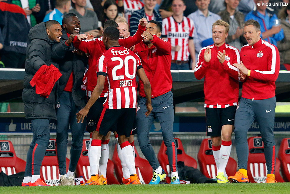 Een wereldgoal van Joshua Brenet gaf PSV een 2-1 voorsprong | © Pics United