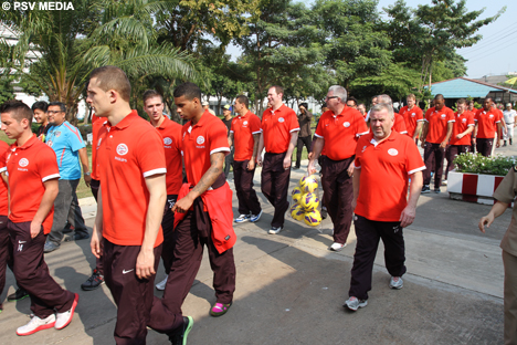 Daarna mocht men door de poorten van de Klong Prem-gevangenis.