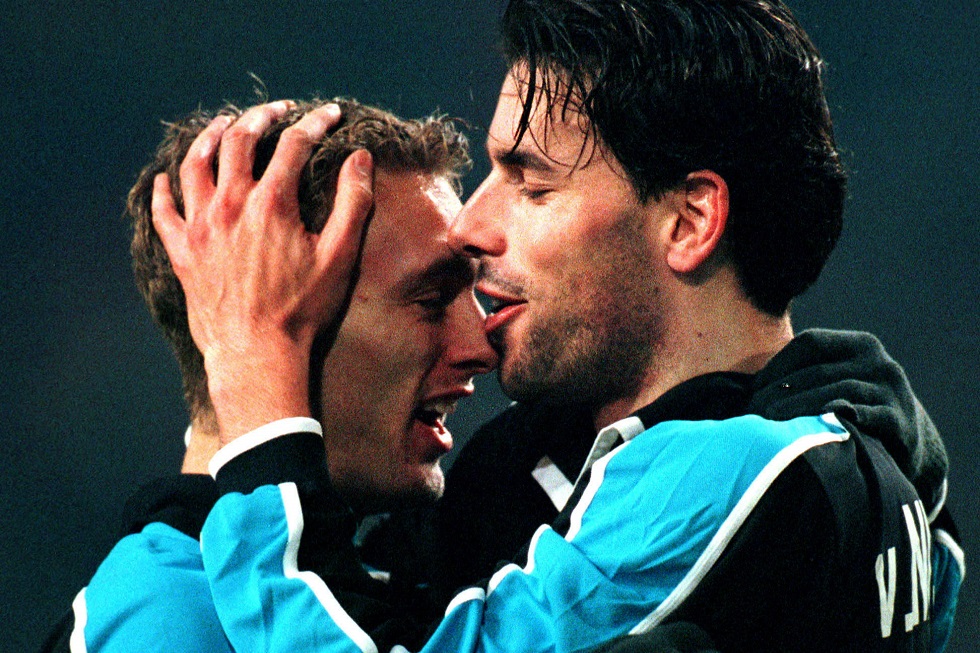 Van Nistelrooy en Rommedahl zijn het middelpunt van de feestvreugde na de 0-1 | © Pics United