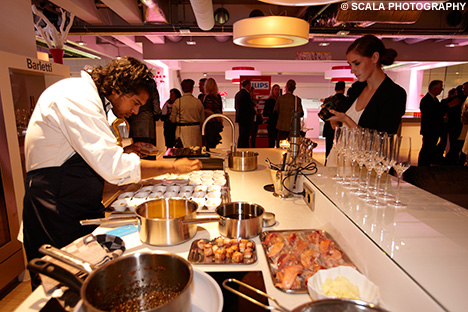 De zoon van chefkok Soenil Bahadoer (De Lindehof) bezig met de bereiding van een gerecht.