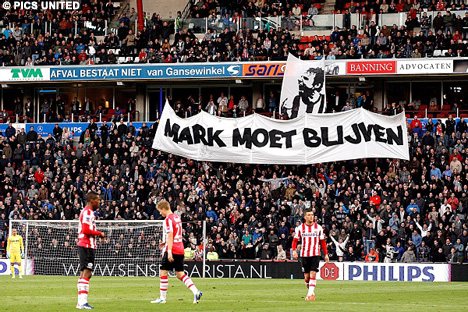 In de laatste fase scanderen de supporters de naam van Mark van Bommel.