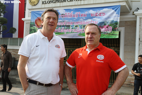 Tiny Sanders en Dick Advocaat voor de ingang van de gevangenis.