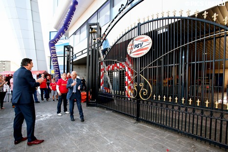 Harry van Raaij onthult opgeknapte poort ingang oost.