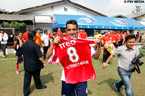 Deze gevangene heeft het shirt van Kevin Strooman bemachtigd.