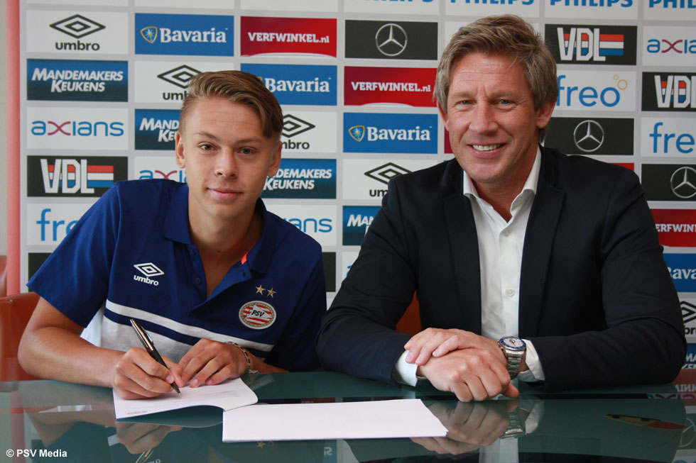 Robin Schoonbrood met technisch manager Marcel Brands vrijdagochtend | &copy; PSV Media