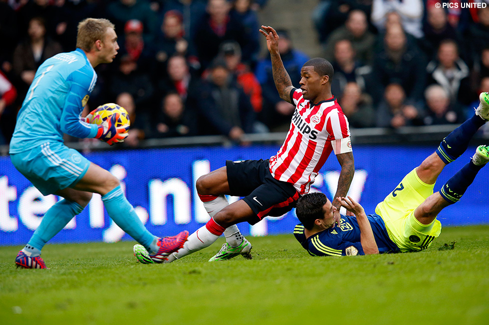 Georginio Wijnaldum hier dicht bij de openingstreffer voor PSV | © Pics United