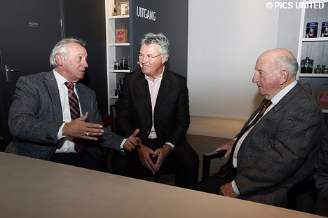 Willy van der Kuijlen, Guus Hiddink en Kees Rijvers in gesprek.