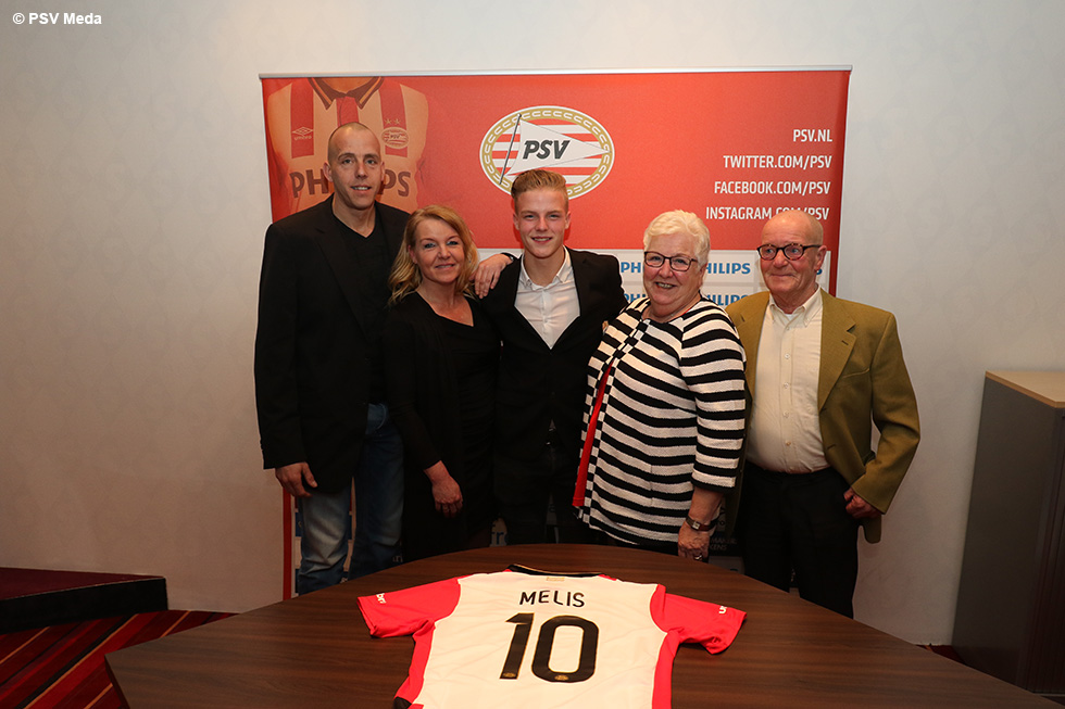 Bob Melis poseert trots met zijn ouders, opa en oma | &copy; PSV Media