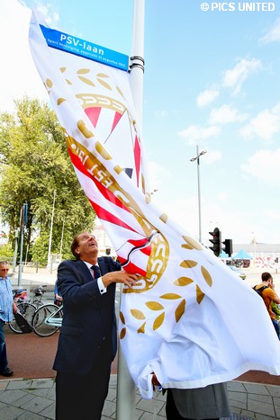Het offici&euml;le moment van de onthulling.