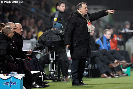 Hoofdtrainer Dick Advocaat geeft tot het einde toe aanwijzingen.