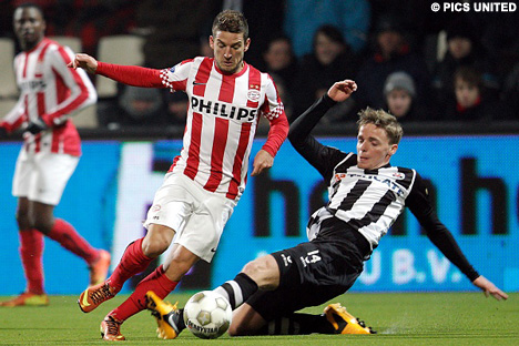 Dries Mertens ontwijkt een tackle van Rienstra.