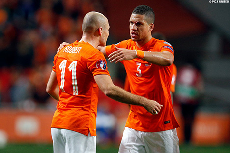 Jeffrey Bruma en Arjen Robben vieren weer een prachtige treffer.
