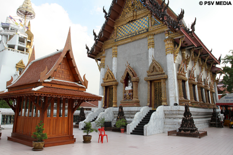 Een van de vele tempels die de stad Bangkok rijk is.