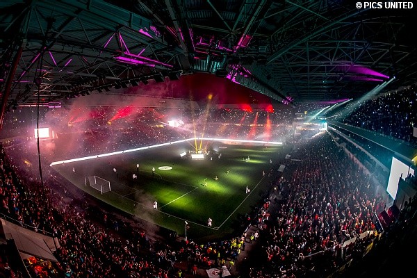 De avond werd afgesloten met een spectaculaire licht- en geluidshow.