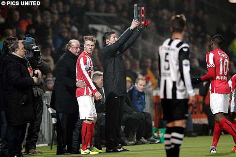 Oscar Hiljemark staat klaar om zijn debuut voor PSV te maken.