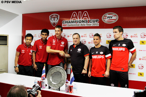 De beide trainers schudden elkaar de hand en wensen elkaar succes.