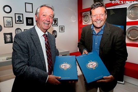 Willy van der Kuijlen en S&oslash;ren Lerby tonen vol trots het pronkstuk.