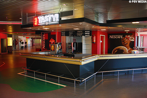 Een van de uitgiftepunten van PSV FANtasty op de Coen Dillen-promenade.