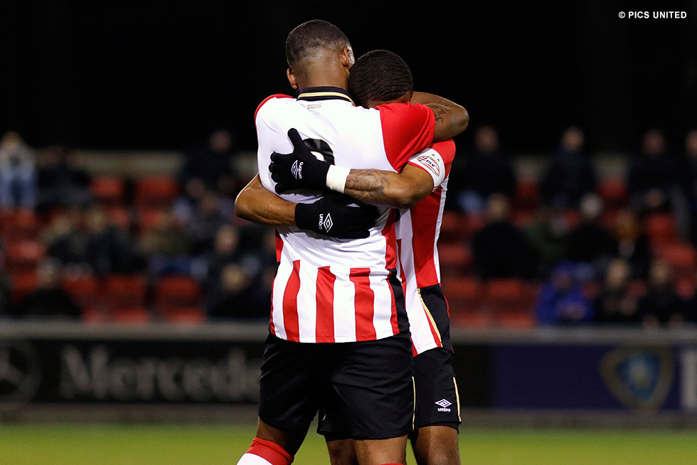 Steven Bergwijn en Kenneth Paal vieren de 2-0 voorsprong voor Jong PSV | © Pics United