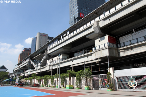 De stad kent de zogenaamde Skytrain, een metrosysteem op palen.