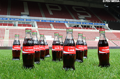 Van Coca-Cola kregen de spelers een flesje met hun eigen naam erop.