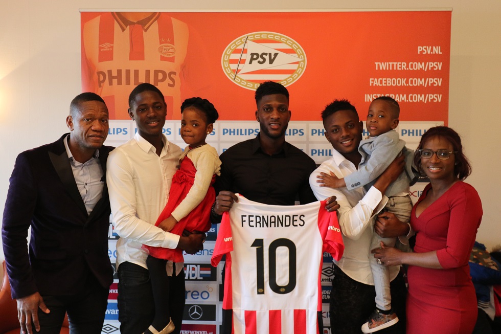 Fernandes en familie na het ondertekenen van het contract | &copy; PSV Media