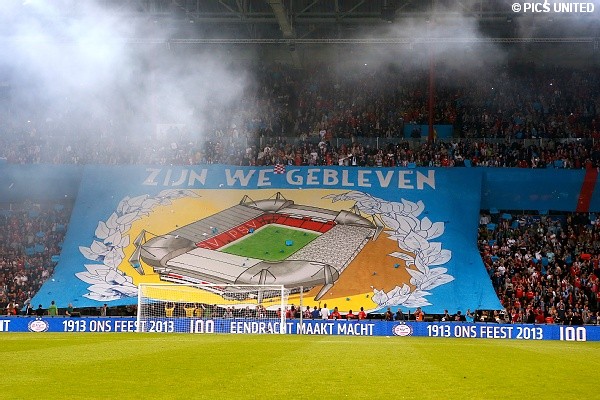 Supportersgroepen hadden gezorgd voor prachtige sfeeracties.