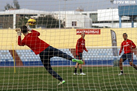 Yanick van Osch plukt het schot van Karim Rekik uit de lucht.