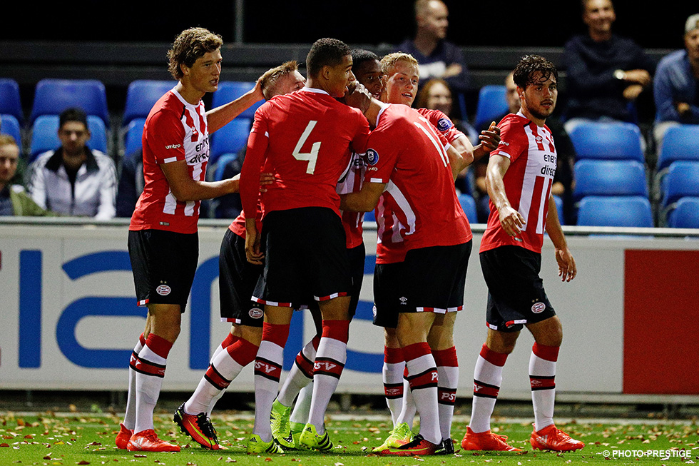 Jong PSV kwam al vroeg op voorsprong, maar gaf de wedstrijd voor rust uit handen