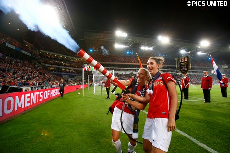 Dames PSV/FC Eindhoven schieten t-shirts het publiek in.