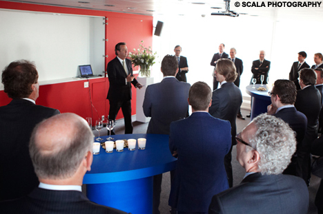 Tiny Sanders opende met een welkomstwoord, gevolgd door Hans de Jong.