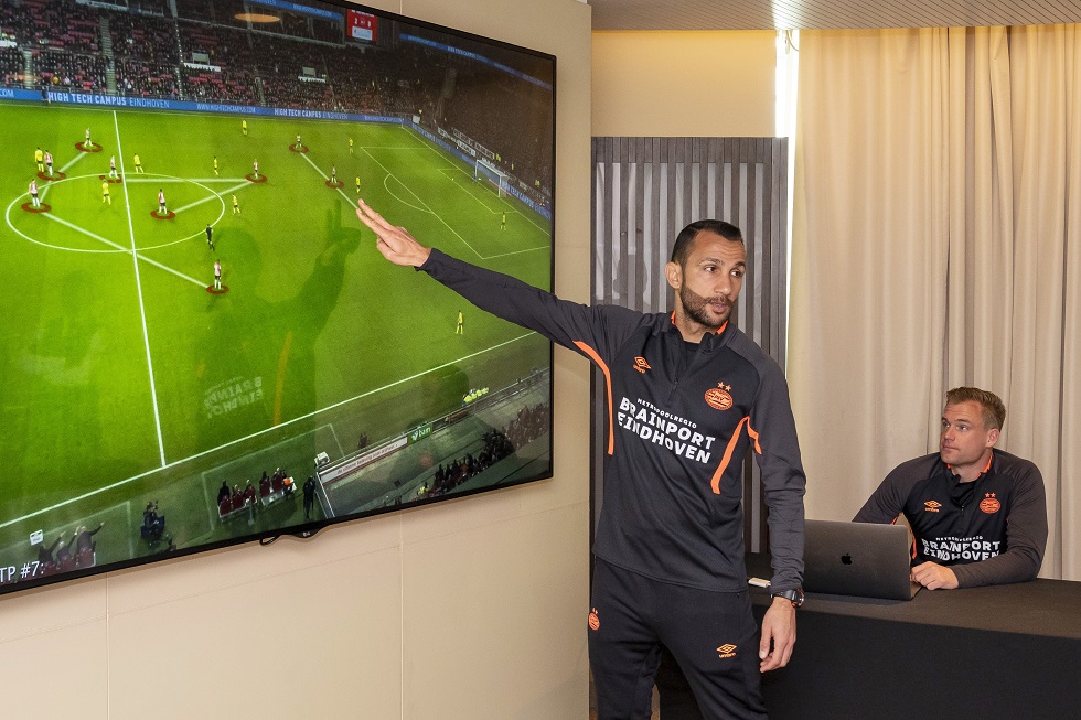 Tensen assisteert Adil Ramzi (assistent-trainer) tijdens een analyse