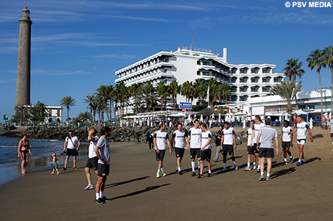 Het veld werd deze ochtend ingeruild voor het strand.
