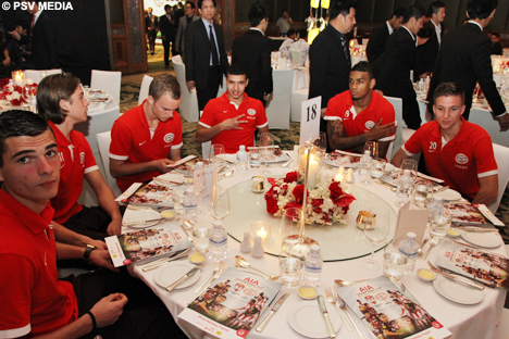 De jongelingen, waaronder Bakkali en Hendrix, zaten bij elkaar aan &eacute;&eacute;n tafel.